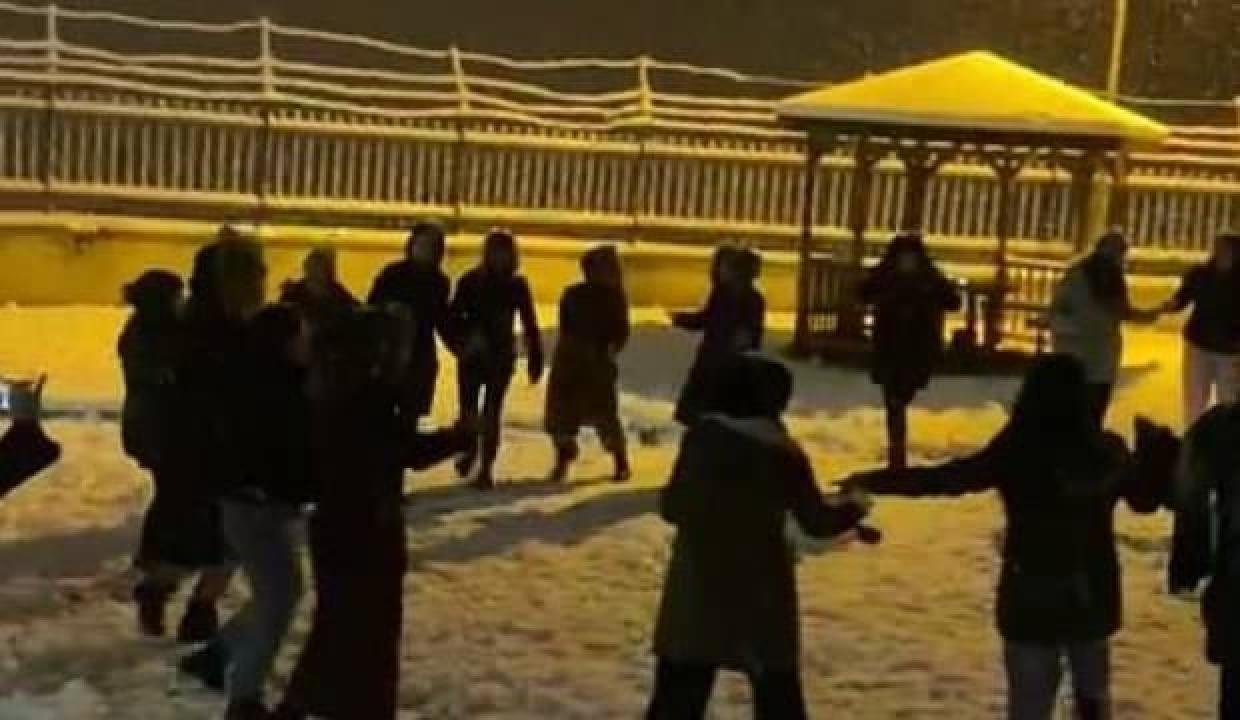 Kar yağışını halay çekerek kutladılar