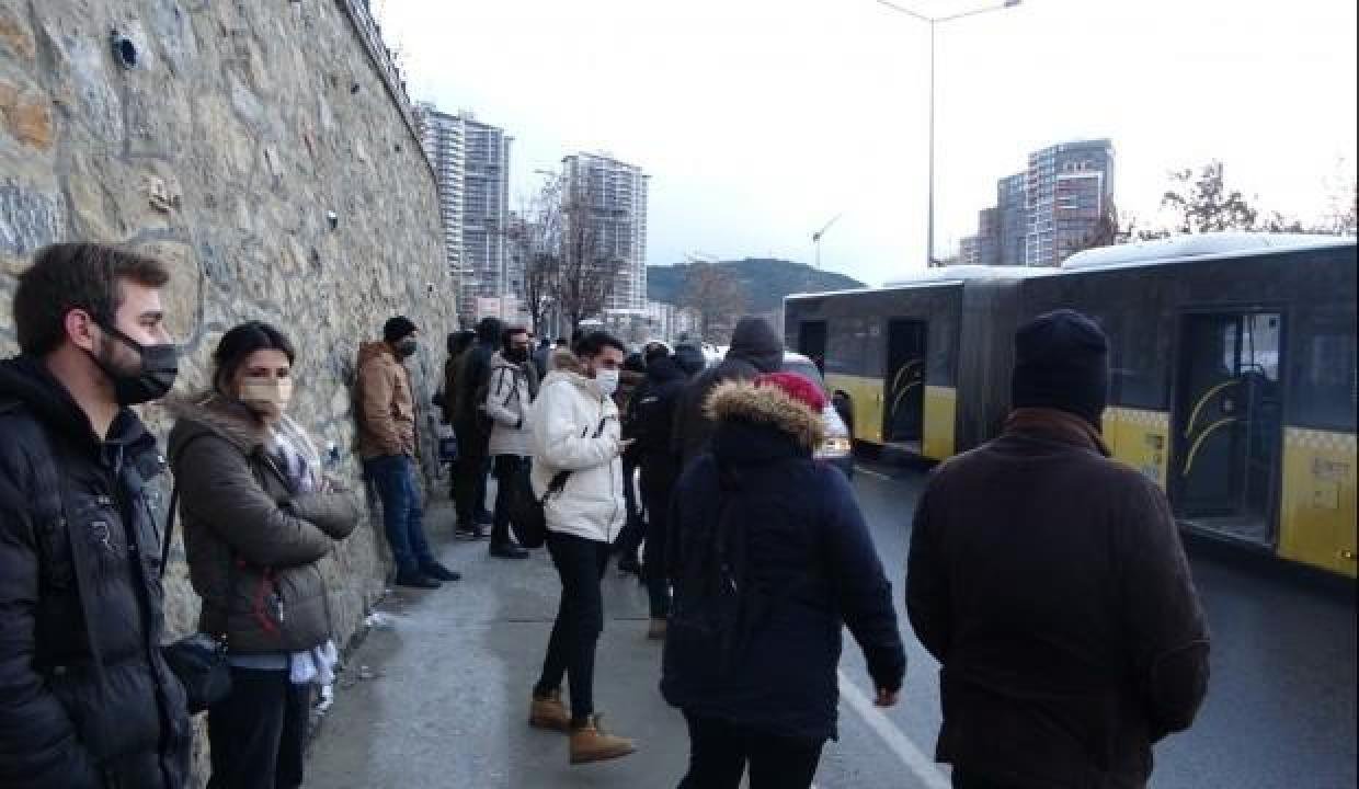 Kartal’da İETT otobüsü tekrar arızalandı! Trafik felç oldu
