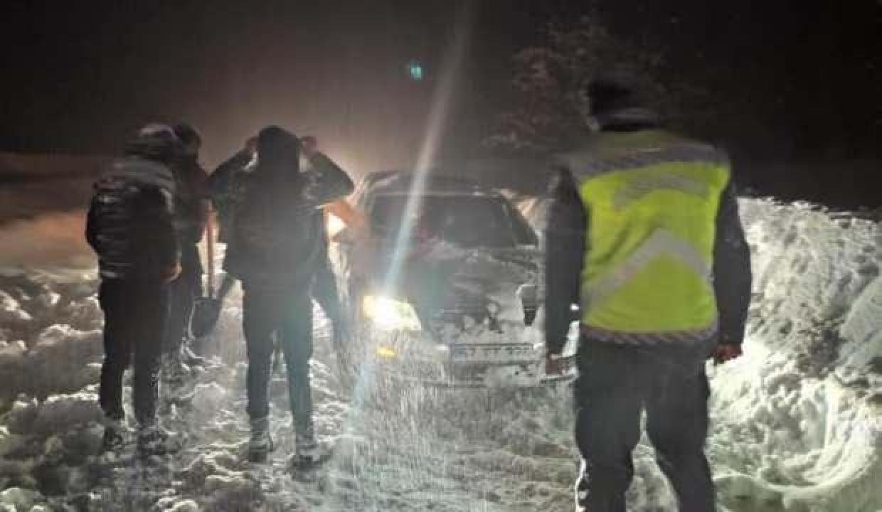 Kastamonu-Çatalzeytin karayolu üzerine çığ düştü, yol ulaşıma kapandı