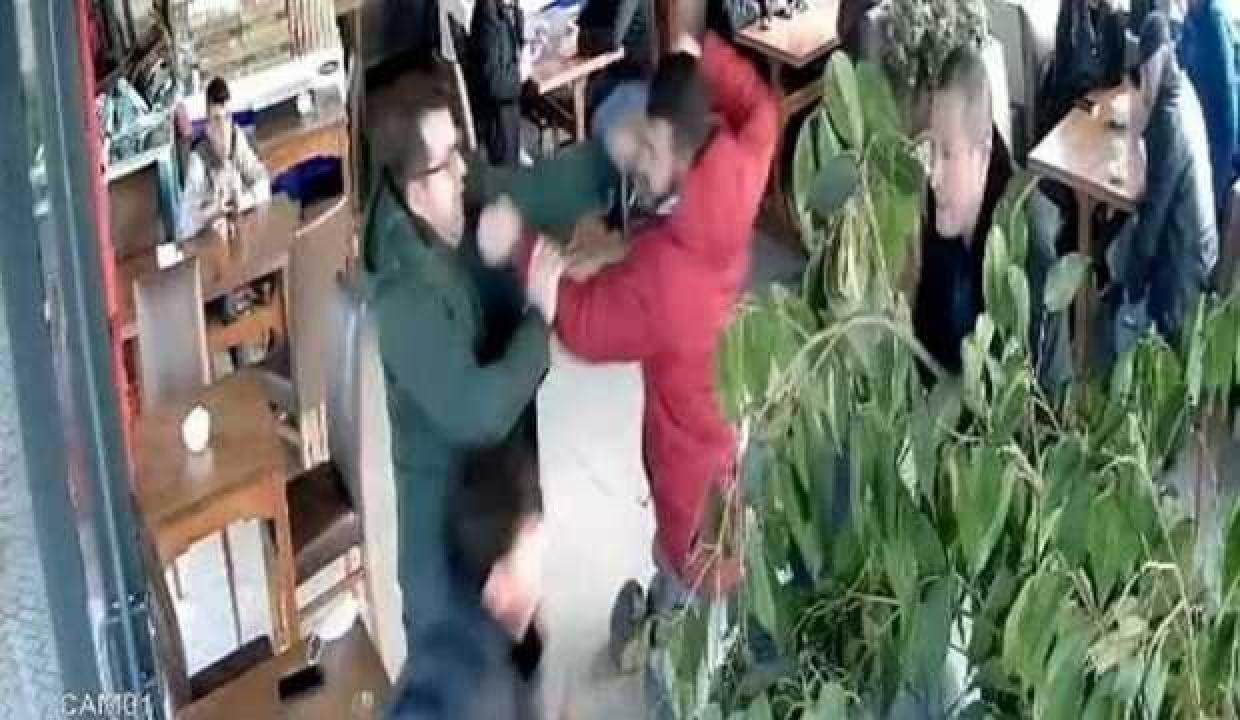 Kızları direksiyon imtihanında başarısız olunca ailesi öğretmeni dövdü!