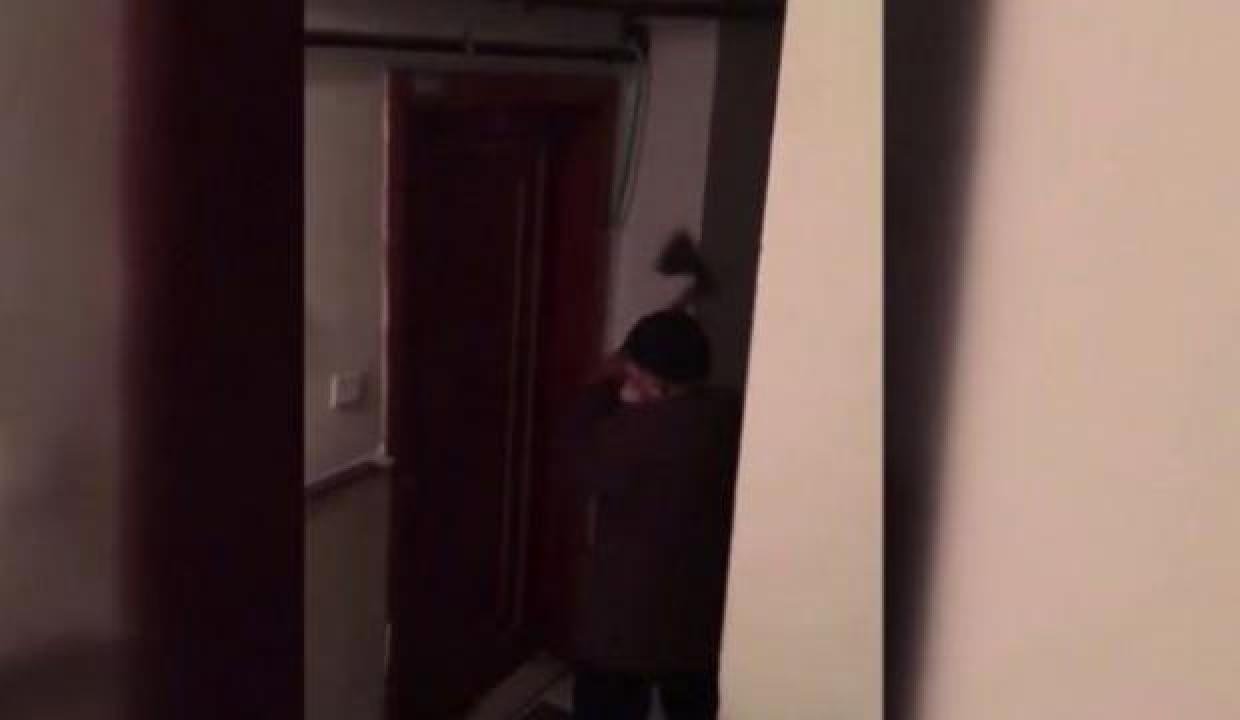 Konut sahibinin baltayla kapılarını kırdığı aile diğer konuta taşındı