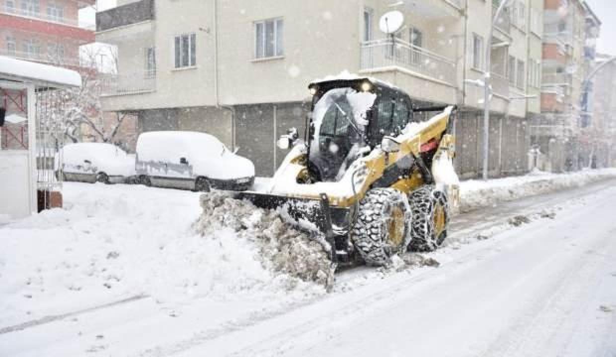 Malatya’da karda mahsur kalan hastaya iş makinasıyla ulaşıldı