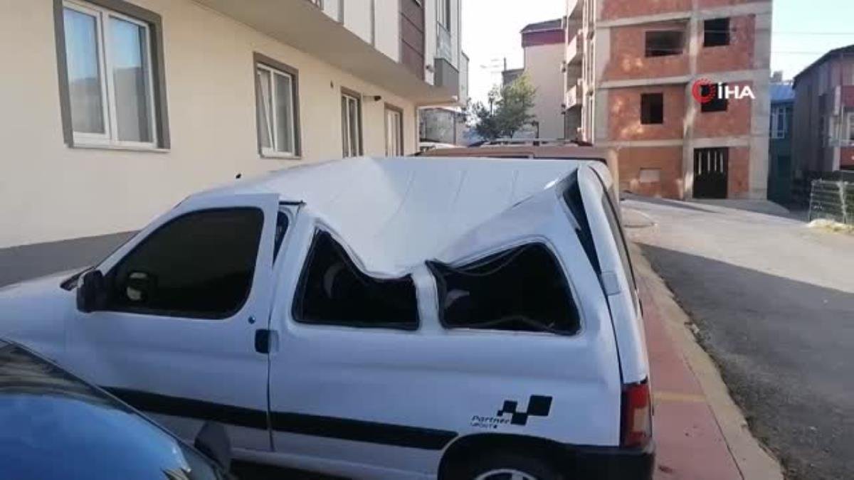 Metrelerce yüksekten hafif ticari aracın üzerine düşen genç kız yaralandı