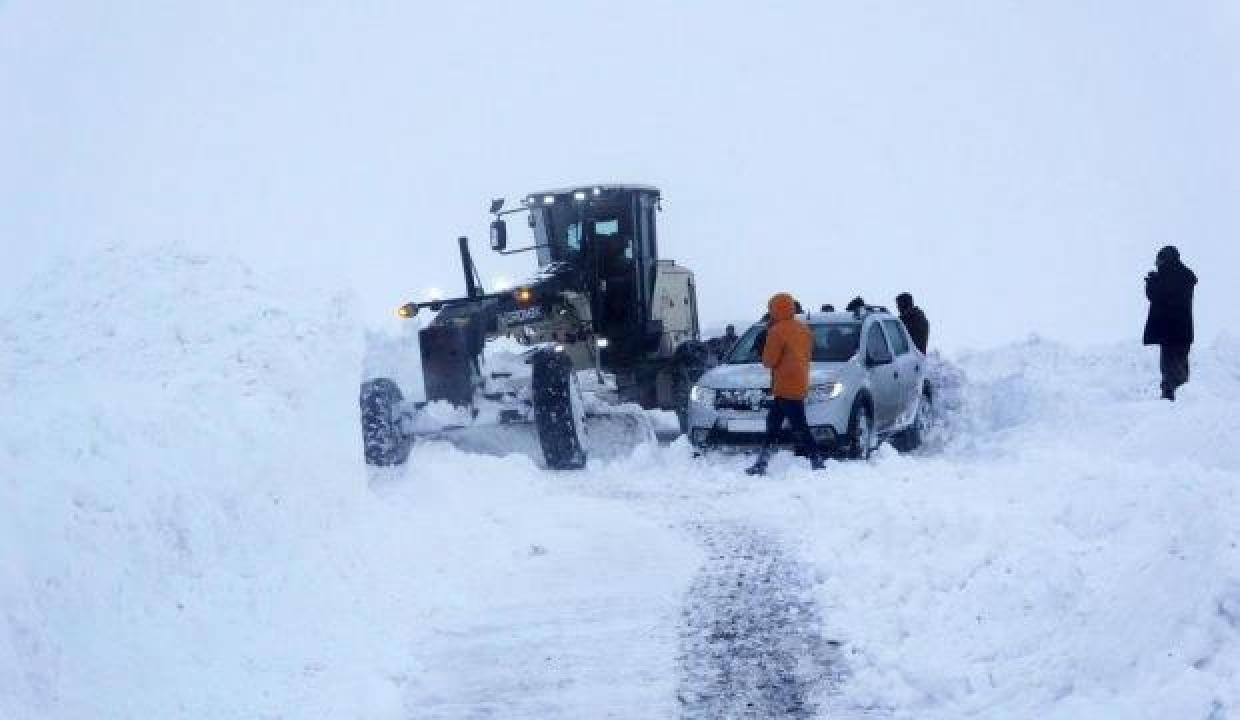 Muş’ta  fırtınaya yakalanan 10 araçtaki 53 kişi kurtarıldı