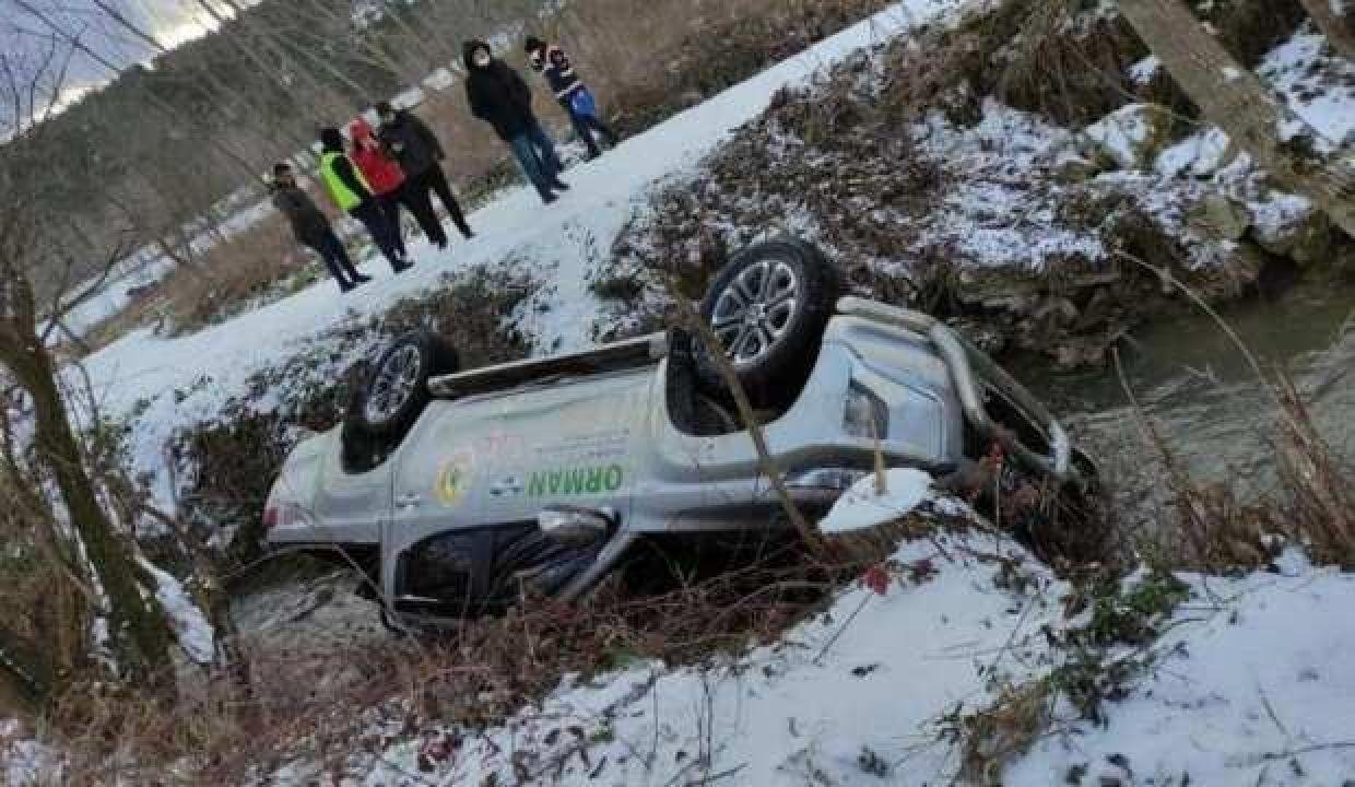 Orman koruma memurlarını taşıyan araç şarampole yuvarlandı: 2 yaralı
