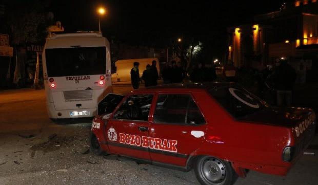 Plastik sandalye ile sürülen araba yolcu minibüsyle çarpıştı: 1’i ağır 3 yaralı