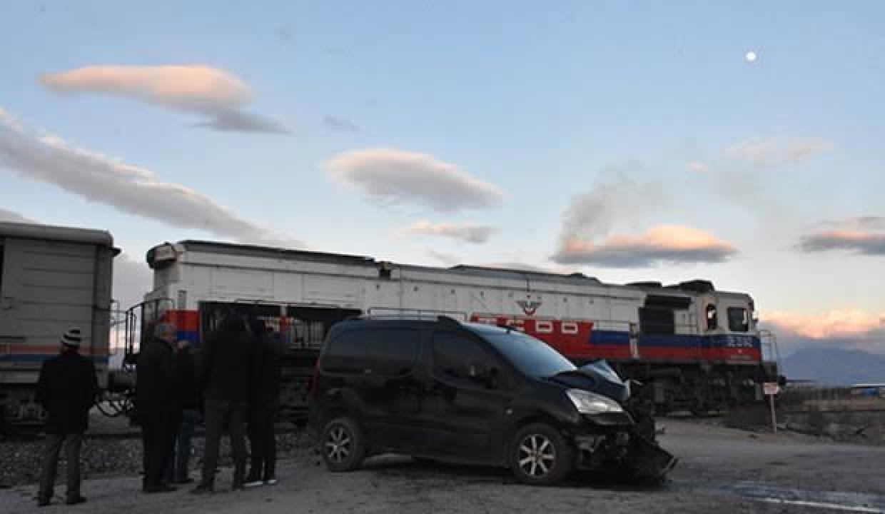 Raylardan geçmek isteyen hafif ticari araca yük treni çarptı: 1 yaralı