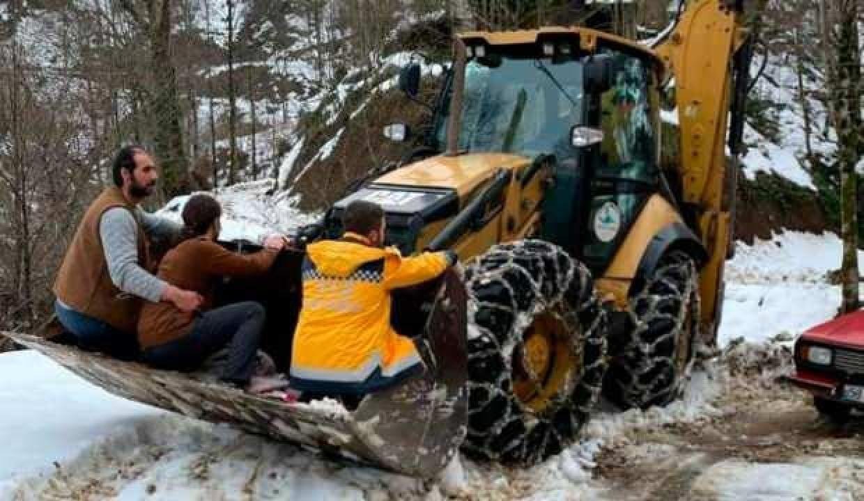 Rize’de iş makinesi ile ambulansa hasta servisi!