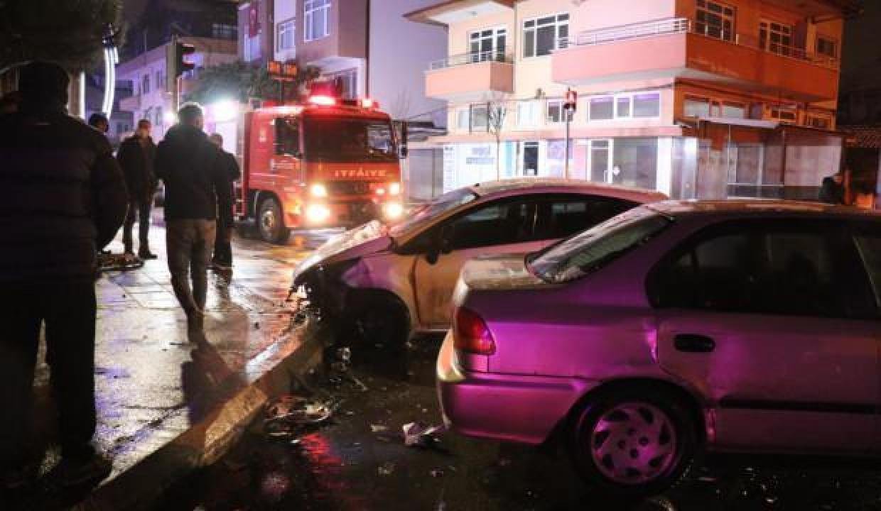 Sakarya’da iki araba kavşakta çarpıştı: 4 yaralı