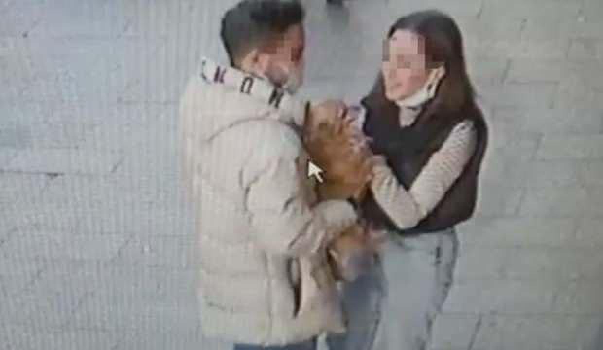 Sevgili çift cins köpeği severek çaldı!