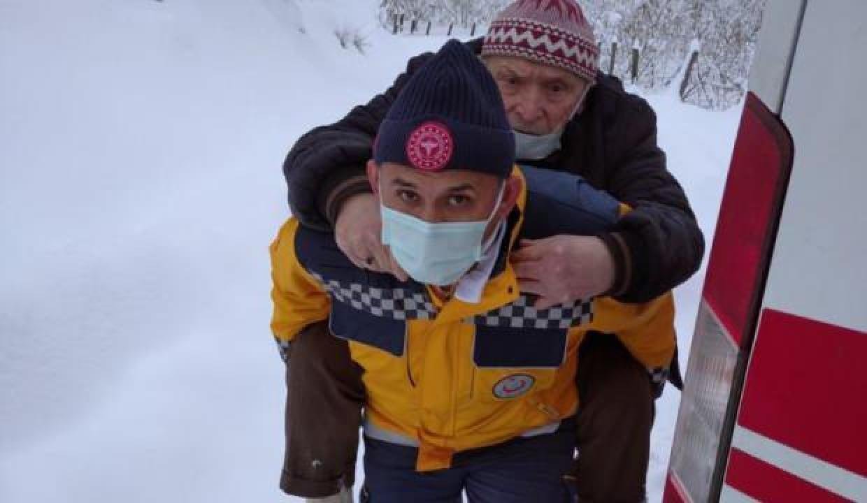 Sıhhat vazifelisi 79 yaşındaki hastayı sırtında taşıdı