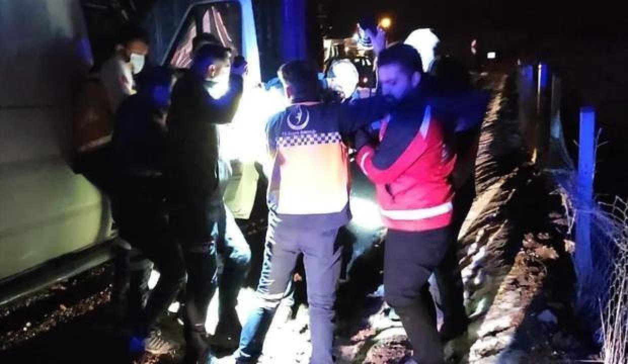 Siirt’te minibüsün tıra çarptığı kazada 2 kişi yaralandı