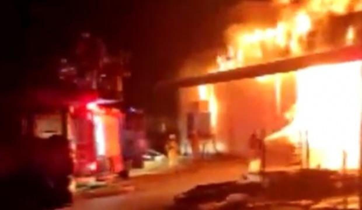 Son dakika: Arnavutköy’de fabrika alevler altında kaldı