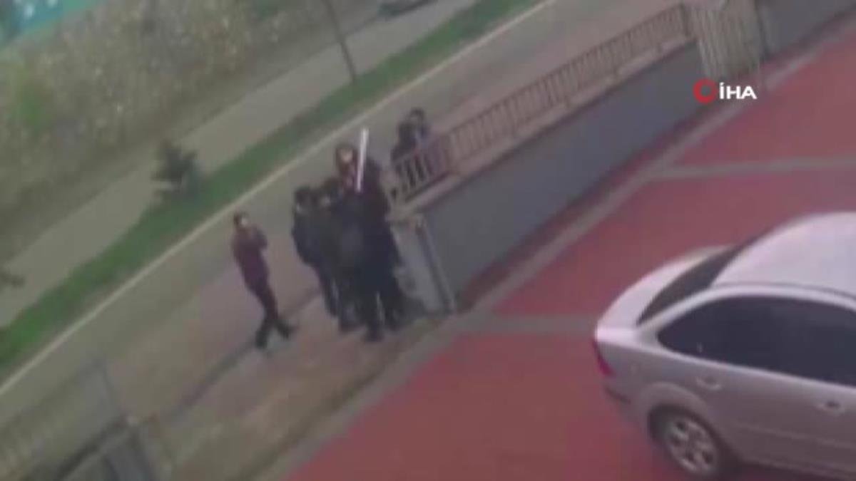 Son dakika haber! Yurt önünde tekme tokat hengame kamerada