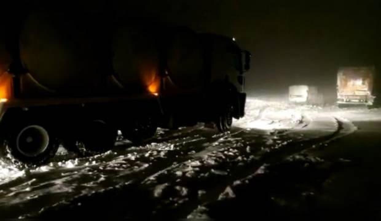 Ş.Urfa-Adıyaman karayolunda kar manisi:  Onlarca araç yolda kaldı