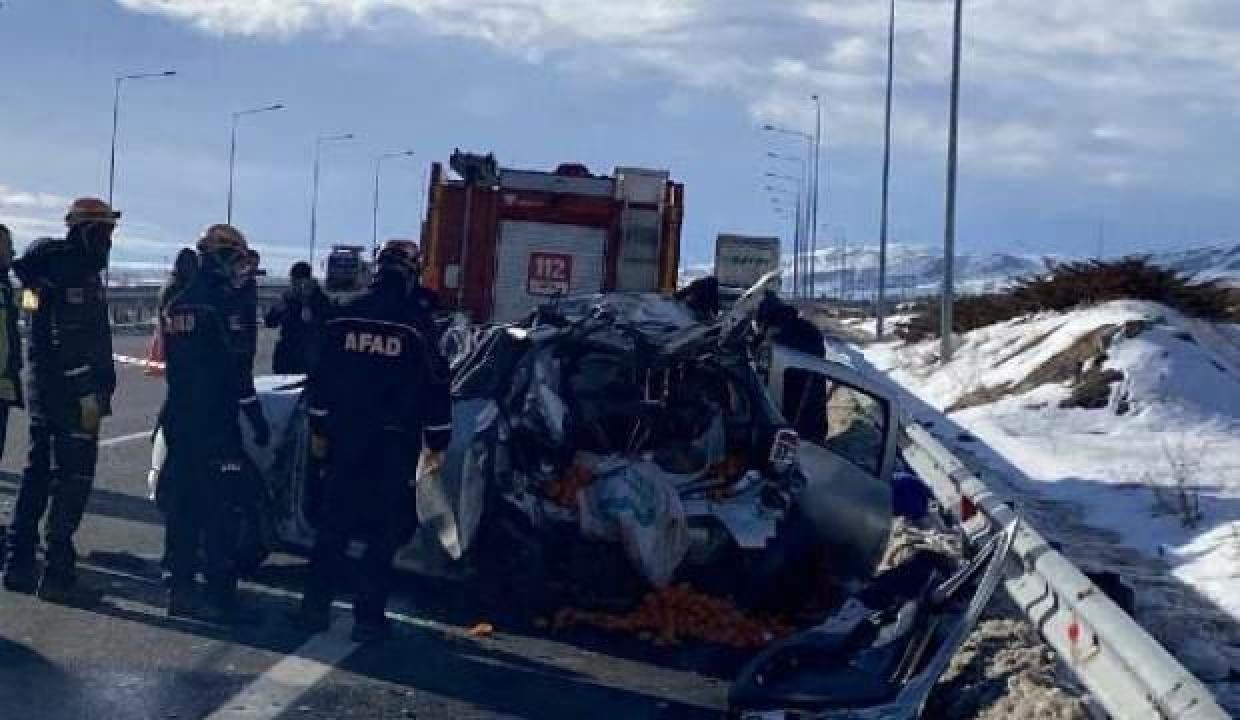 TIR, arabaya çarptı; anne ile 7 yaşındaki kızı öldü; 6 kişi yaralı