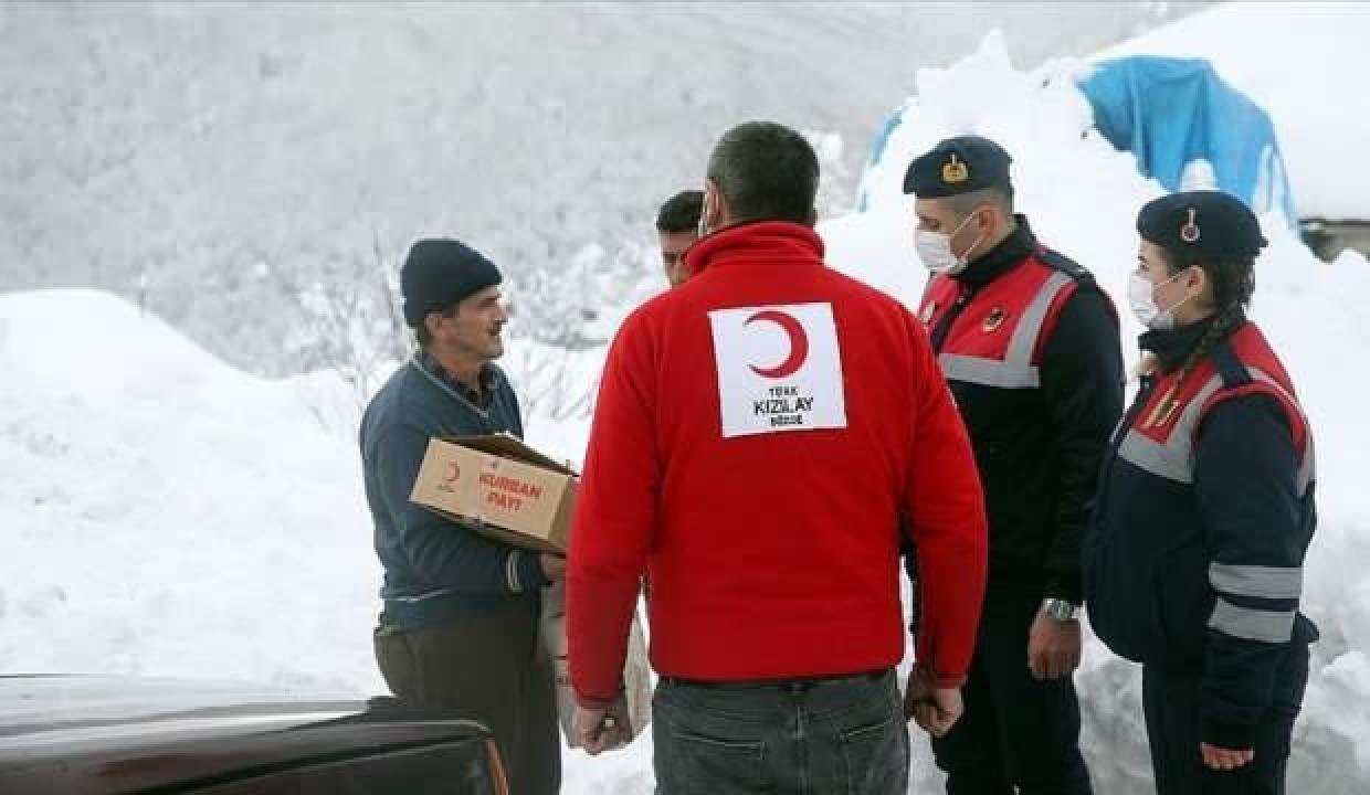 Türk Kızılay takımları karlı yolları aşıp yardım ulaştırıyor