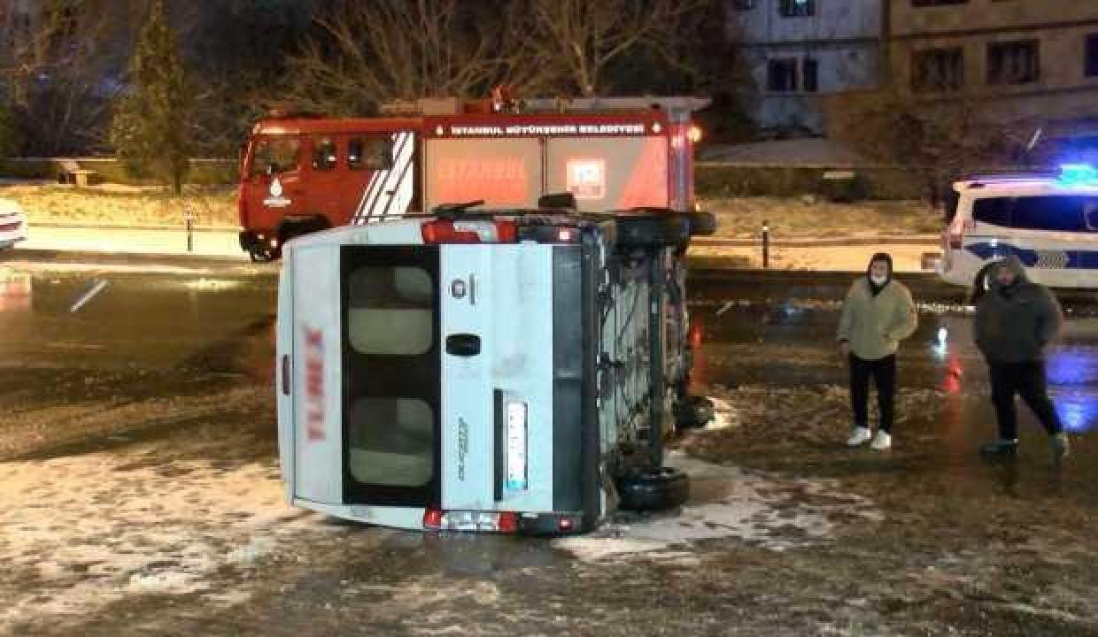 Üsküdar’da servis minibüsü kayarak takla attı!
