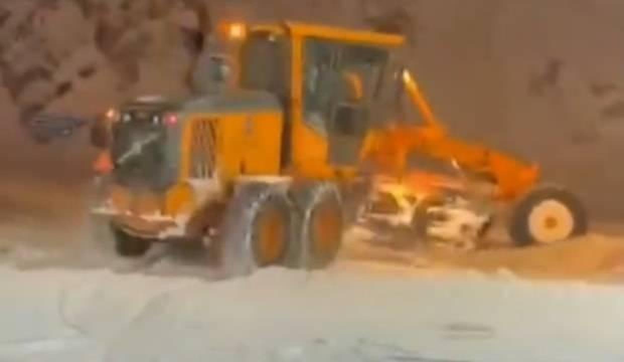 Van’da ağır kar yağışı nedeniyle Kurubaş Geçidi ulaşıma kapatıldı