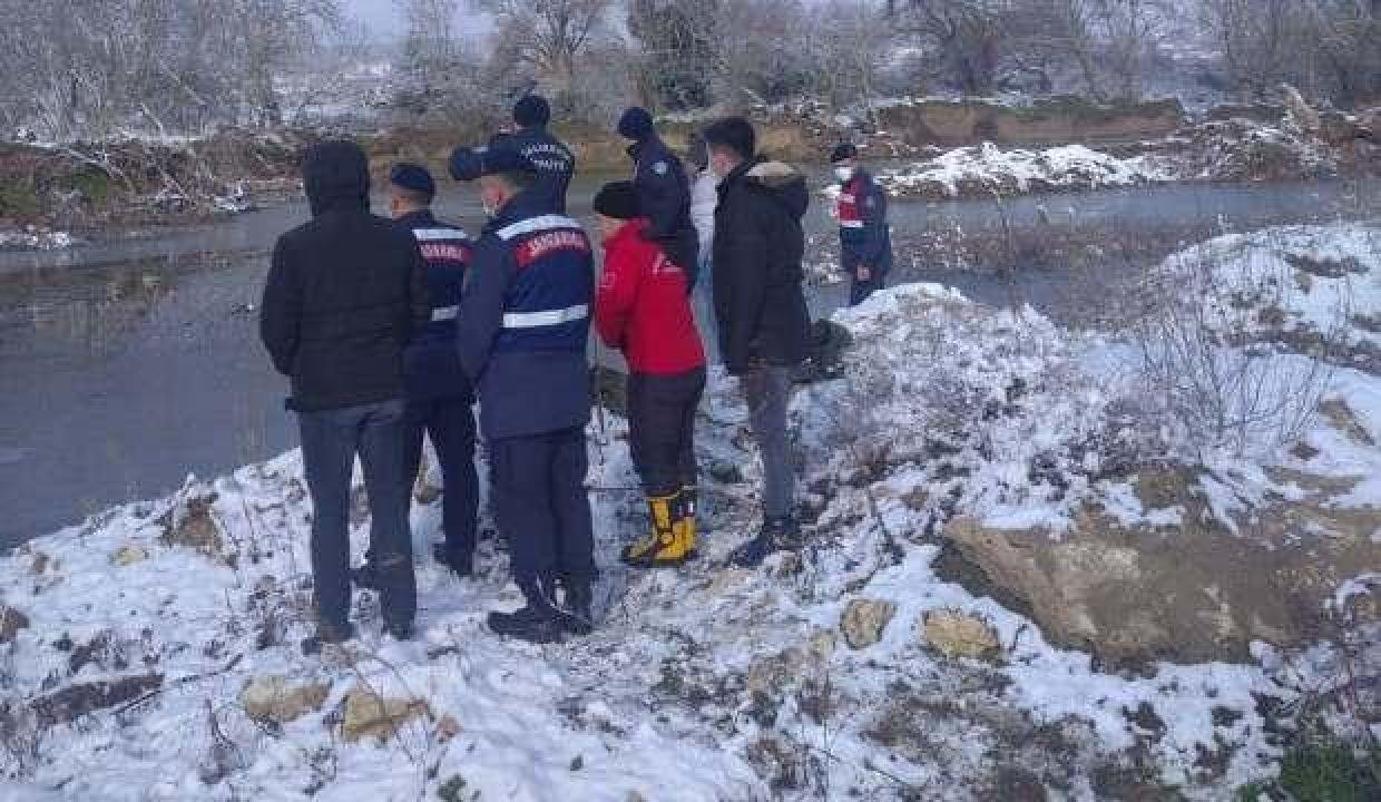 Vurduğu ördeği almaya girdiği gölde kayboldu