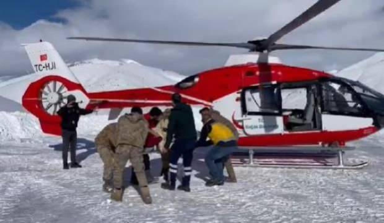 Yolu kapalı köydeki gebe bayanın yardımına ambulans helikopter gitti