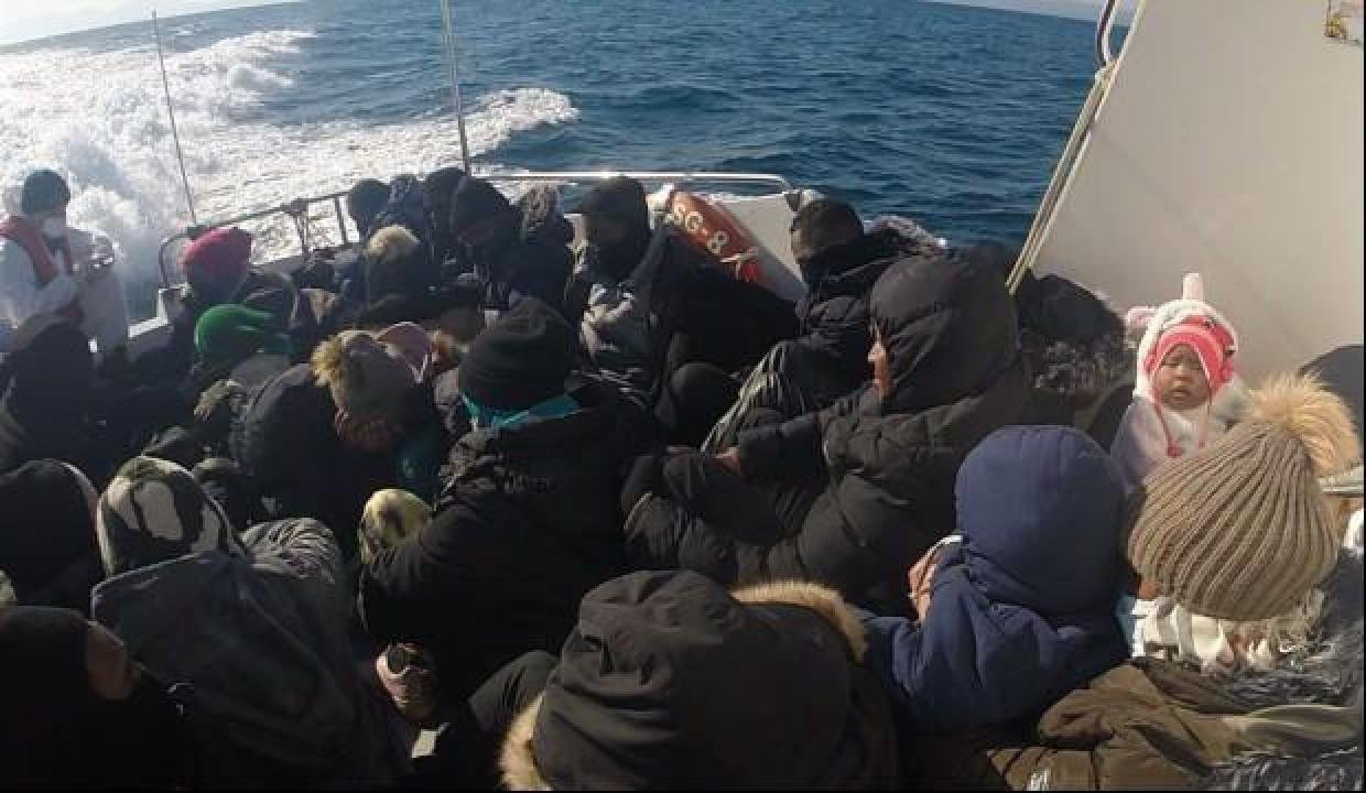 Yunanistan ortalarında bebeklerin olduğu göçmenleri mevte terk etti