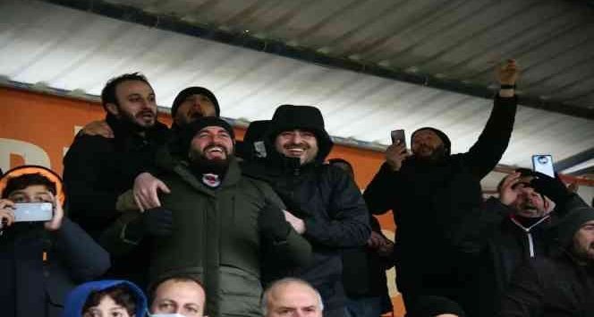 BAŞKAN ÖZLÜ TRİBÜNDE