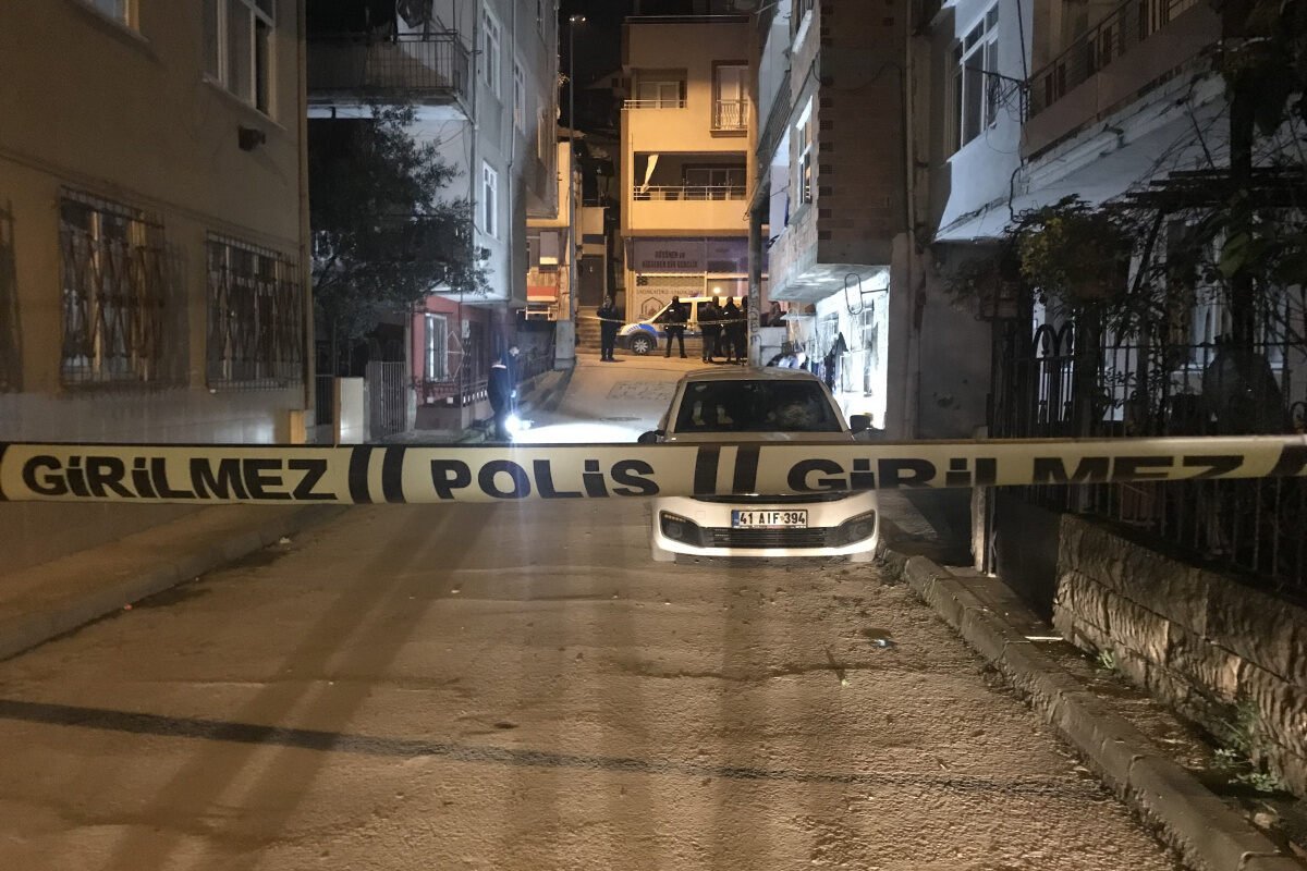 İZMİT’TE SOKAKTA VURULAN SAHIŞ YARALANDI