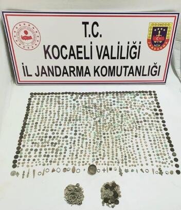 GEBZE’DE YÜZLERCE SİKKE VE TARİHİ ESER ELE GEÇİRİLDİ