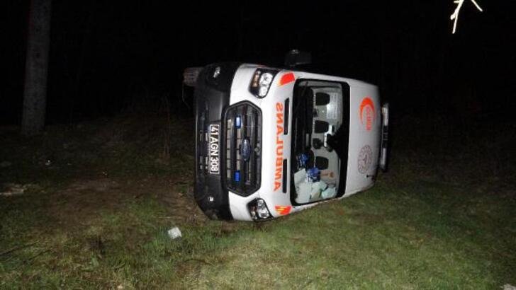İZMİT’TE AMBULANS DEVRİLDİ