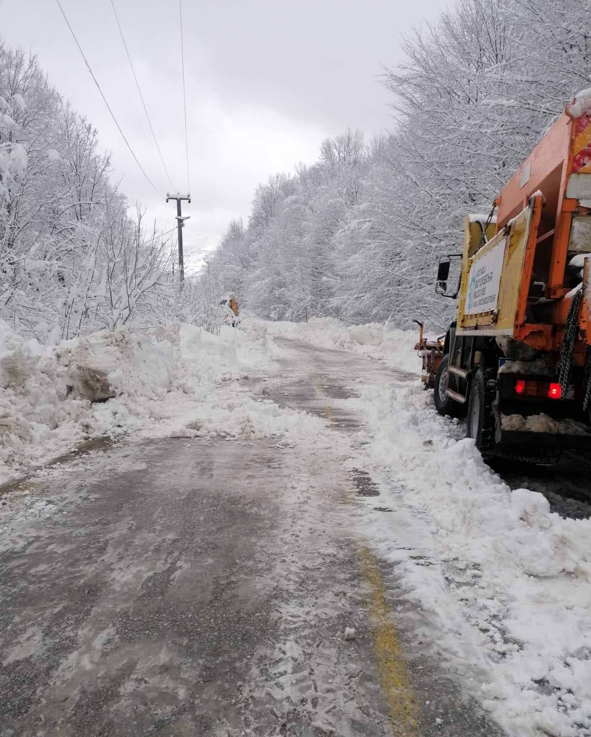 BÜYÜKŞEHİR KARLA MÜCADELEYE DEVAM EDİYOR