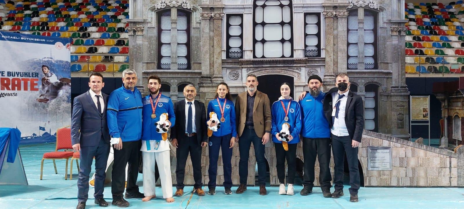 Kocaelili karateciler kendi evinde başarıyı yakaladı.”Kocaeli’de Kağıtspor rüzgârı”