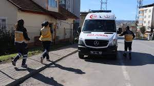 CAM SİLERKEN BETON ZEMİNE DÜŞÜP YARALANDI