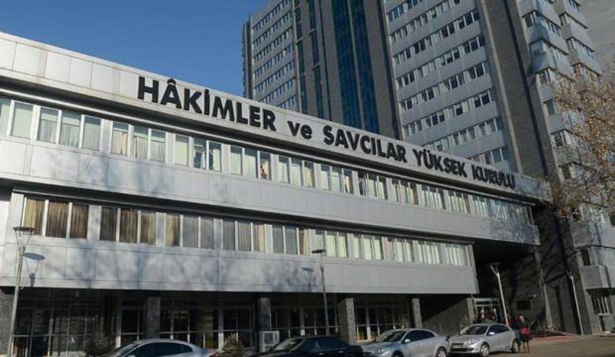 İş adamıyla fotoğrafı çıkan hakim vazifeden alındı