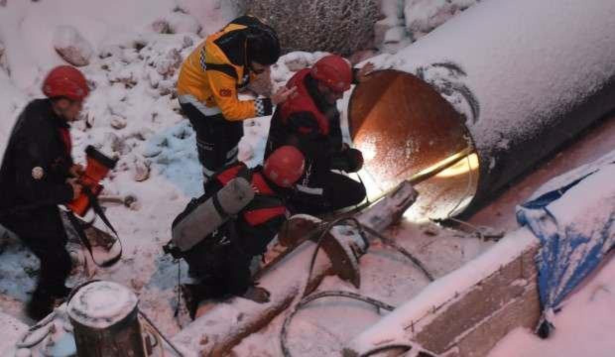 İtfaiye başçavuşu 200 metre süründü ve baygın personelin hayatını kurtardı!