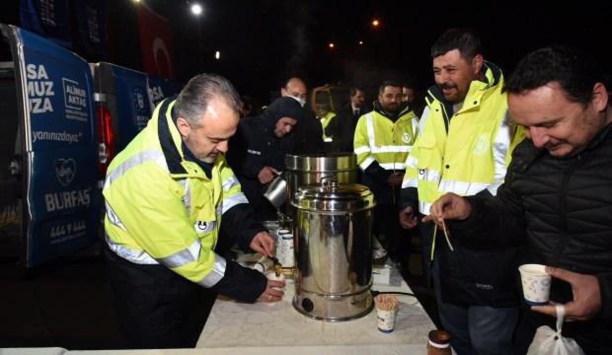 Lider Alinur Aktaş karla gayret grubuna kendi elleriyle salep ikram etti