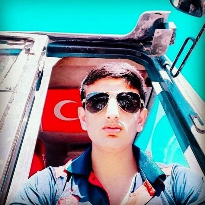 Kartepe’den çok acı bir haber geldi. 21 yaşındaki Burhan Deniz kalp krizi sebebiyle hayatını kaybetti