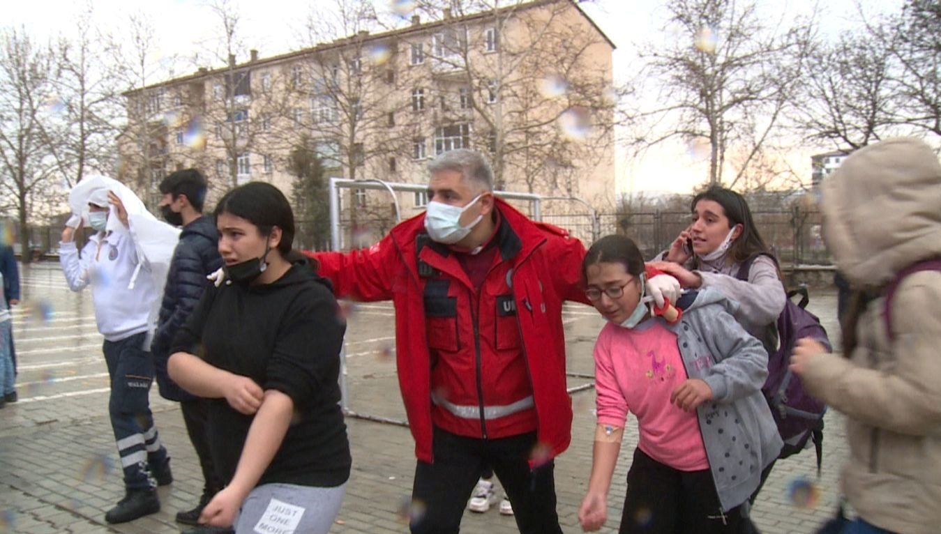 70 öğrenci zehirlenme şüphesiyle hastaneye kaldırıldı
