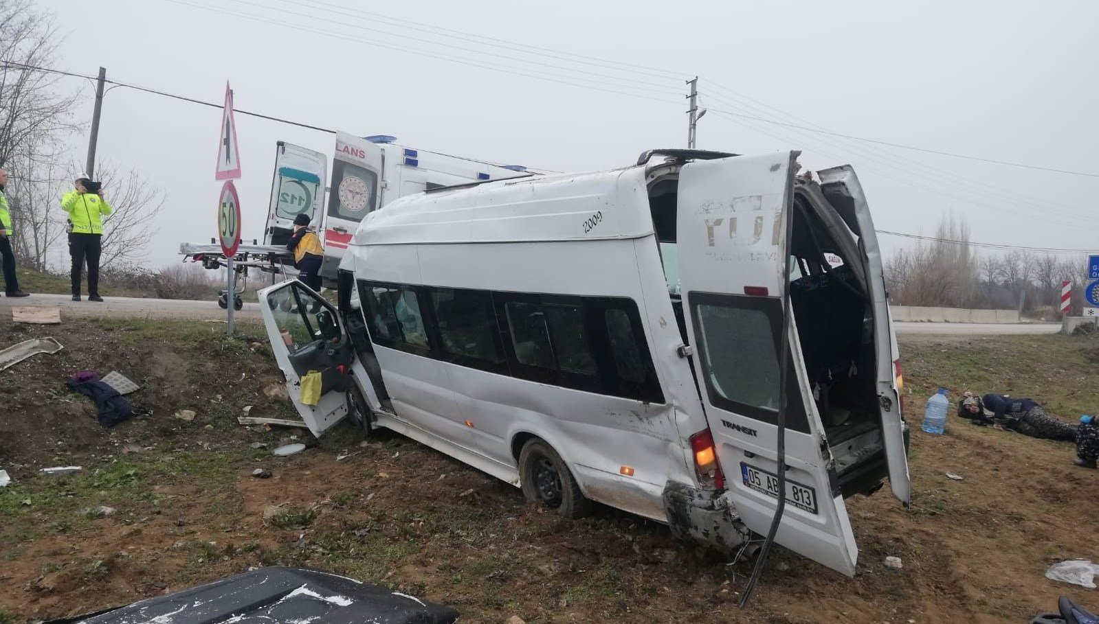 Amasya’da tarım işçilerini taşıyan minibüs devrildi: 19 kişi yaralandı