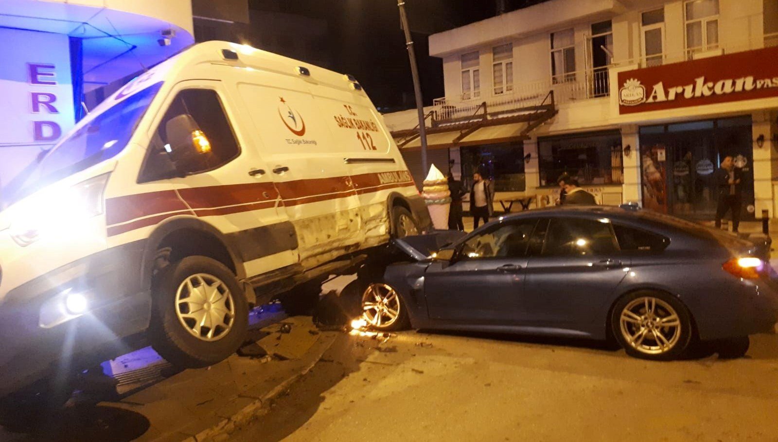 Ambulans ile otomobil çarpıştı: 3’ü sağlıkçı, 5 yaralı