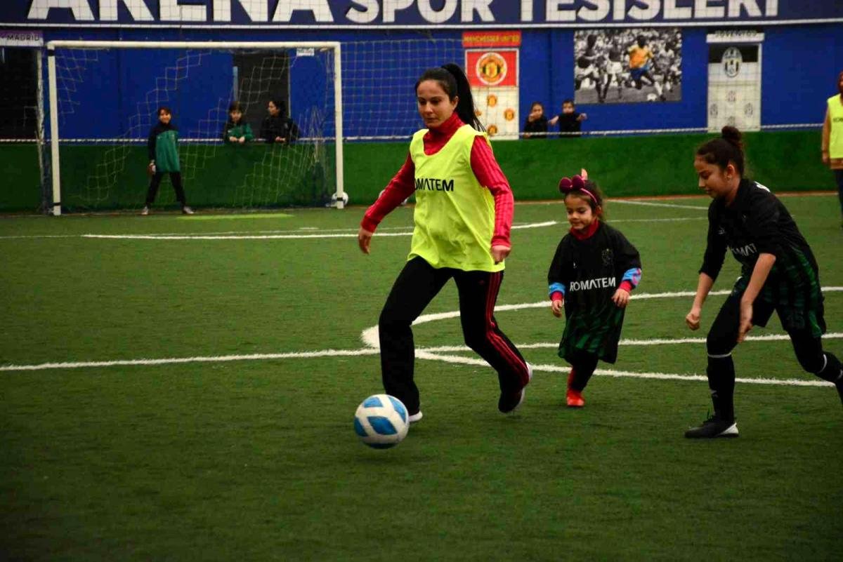 Anneler, futbolcu kızları için yeşil sahada ter döktü