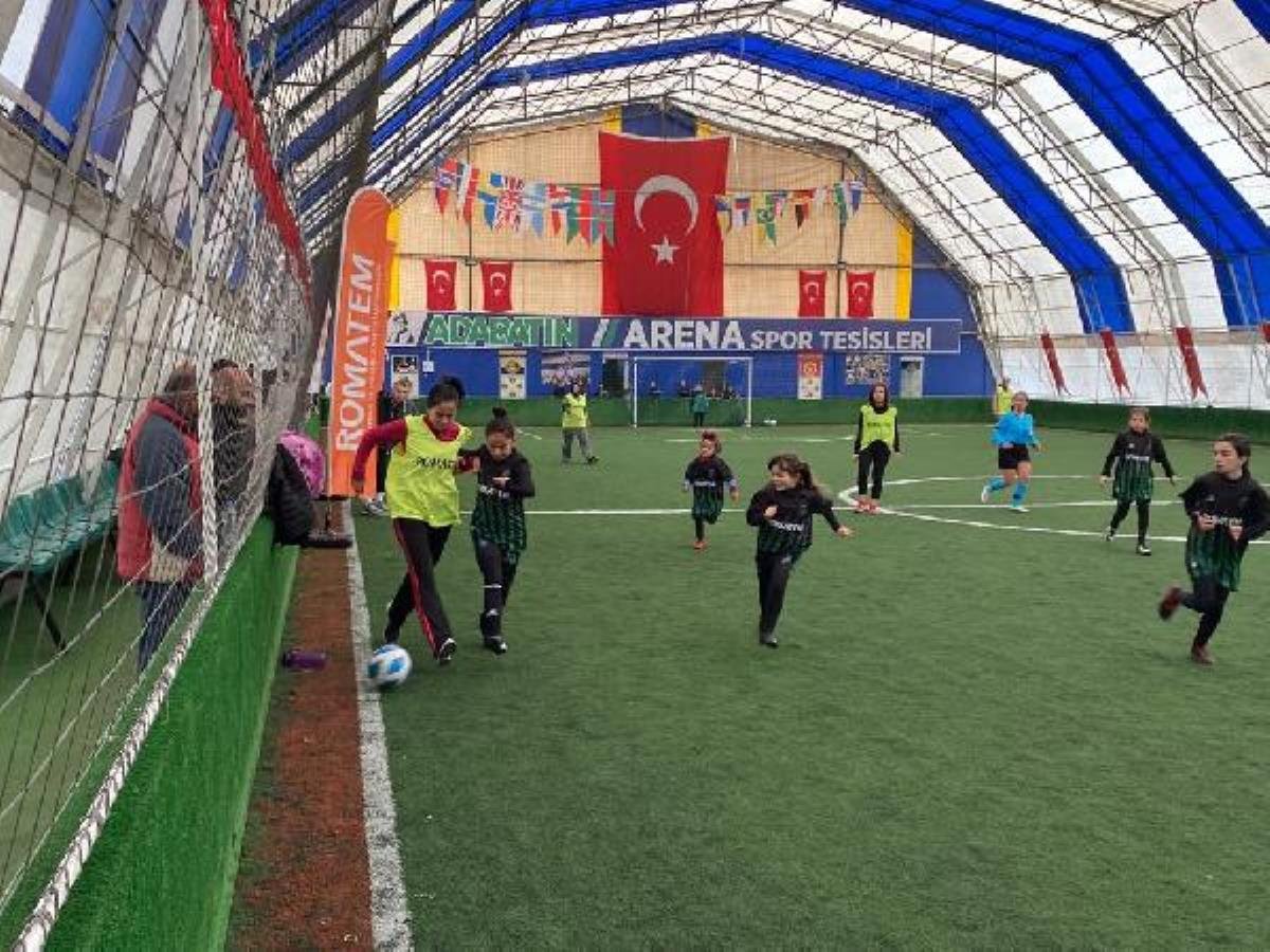 ANNELER FUTBOLCU KIZLARIYLA SAHAYA ÇIKTI
