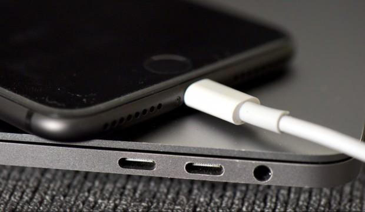 Apple’dan sürpriz şarj girişi kararı!
