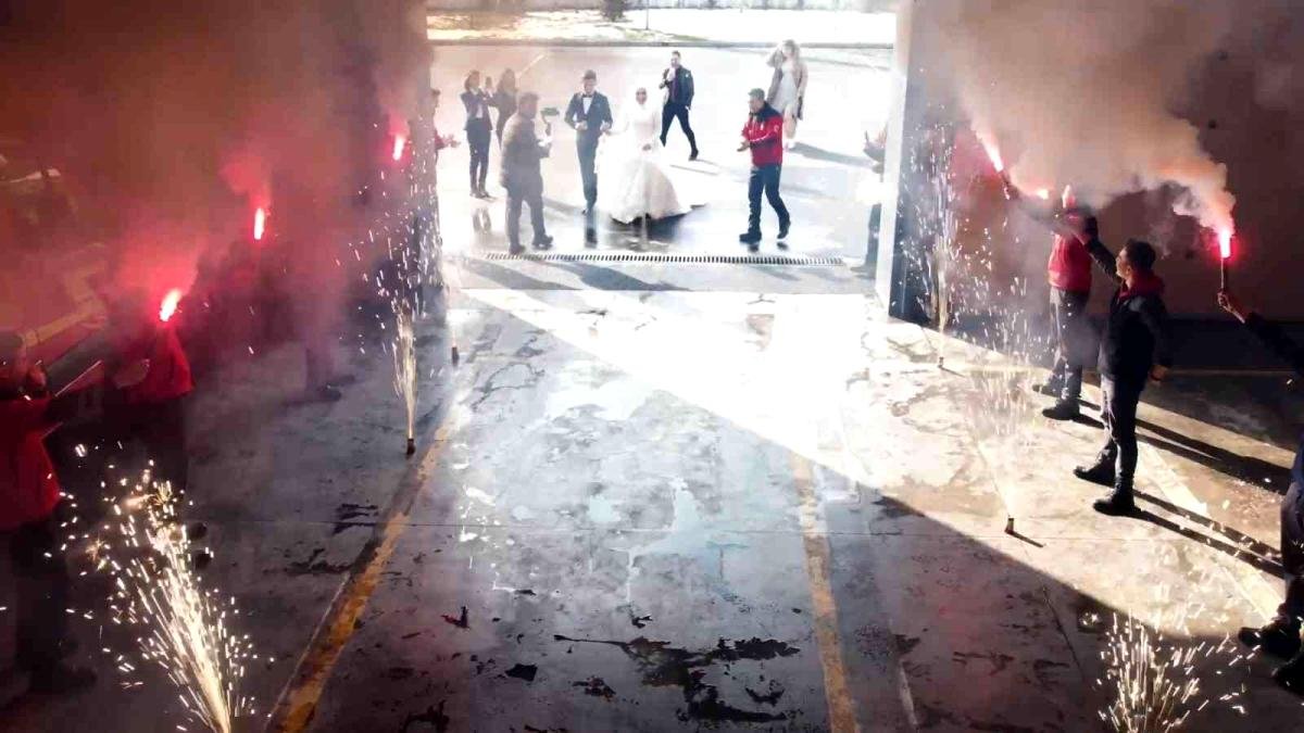Arkadaşları için gelinlik ve damatlıkla itfaiye müfrezesine gittiler