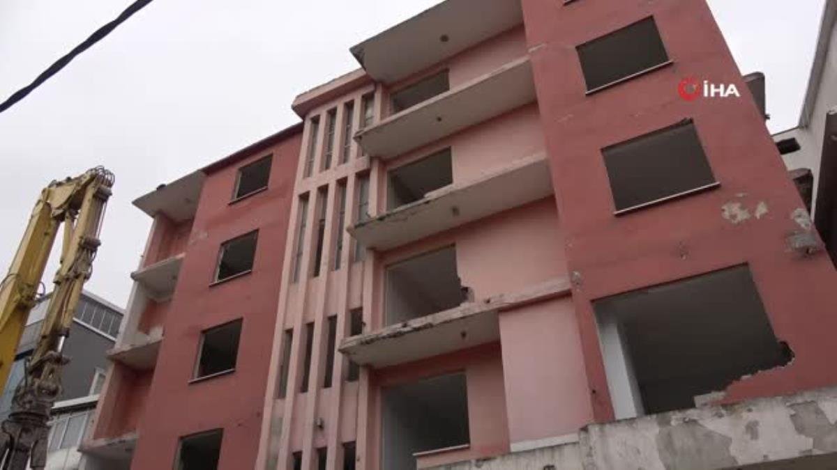 Asrın felaketinden izler taşıyan binalar yıkılıyor