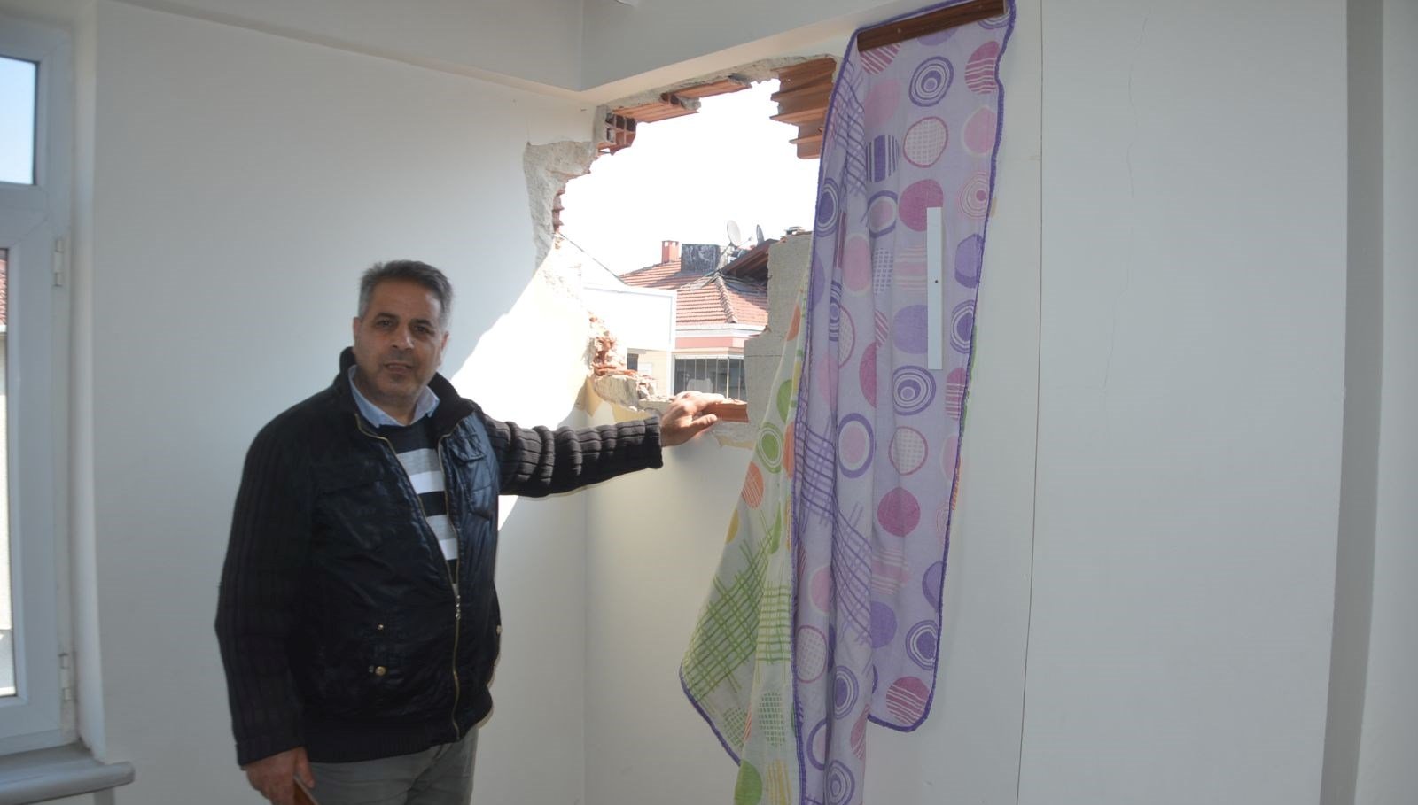 Avcılar’daki yıkımda bitişikteki evin duvarı delindi