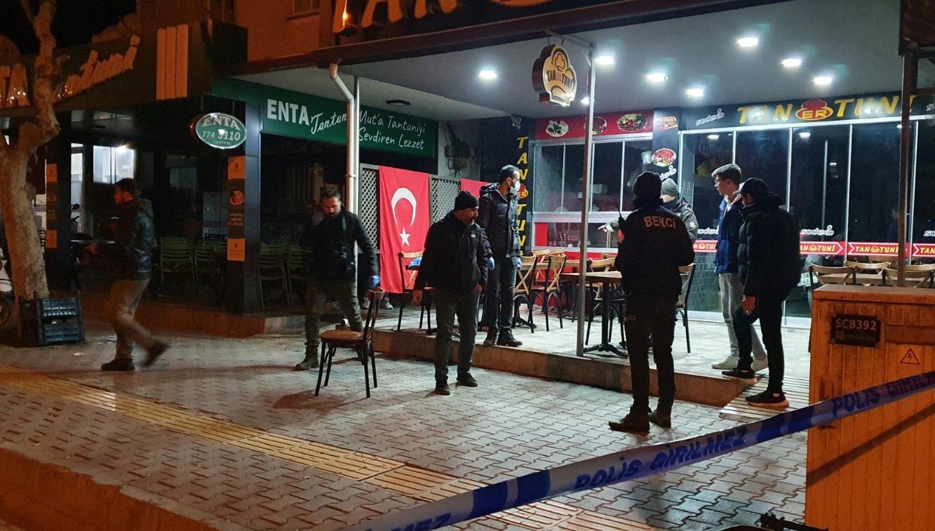 Ayrıldığı sevgilisi ile yanındaki erkeğe ateş açtı: 1’i ağır 2 yaralı