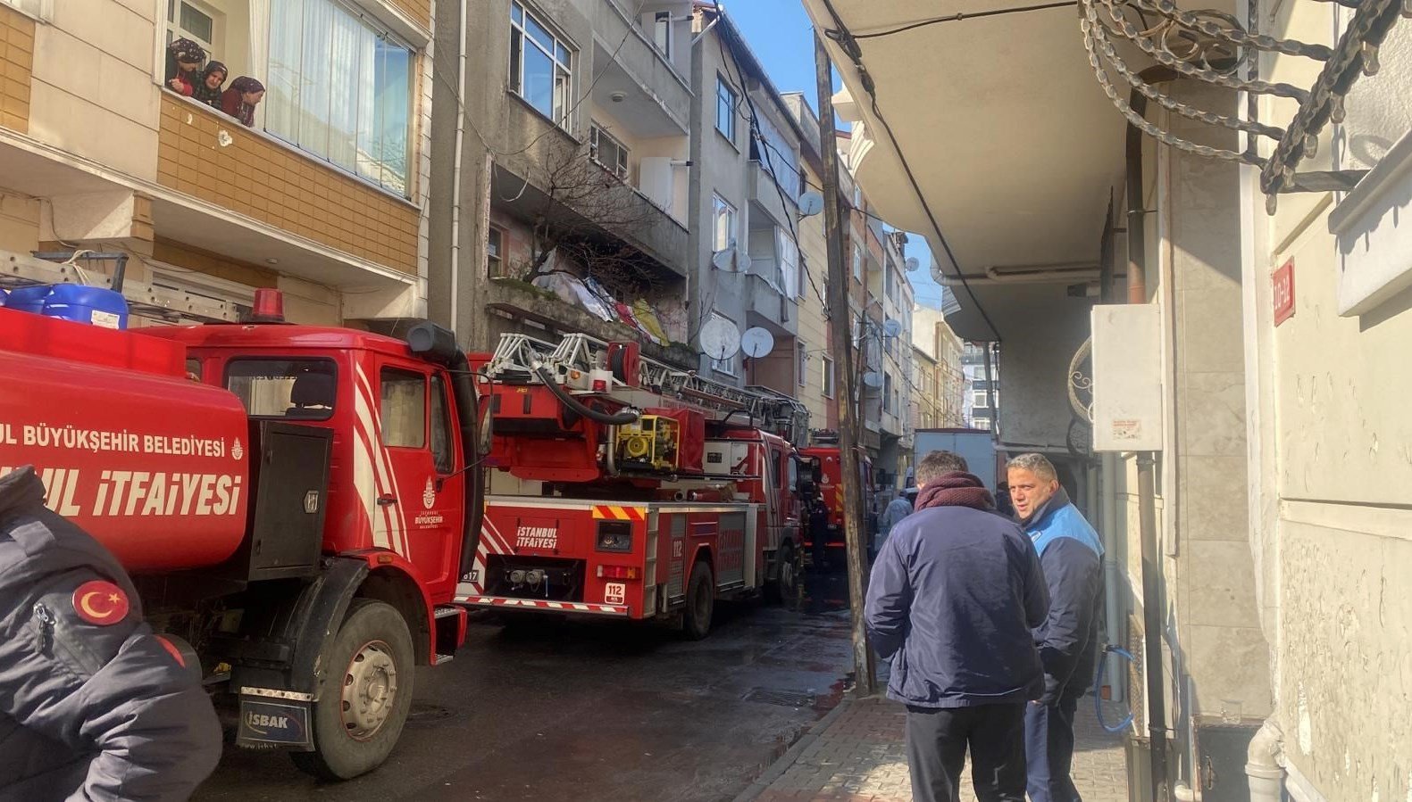 Bağcılar’da 3 katlı binada yangın: 1 ölü