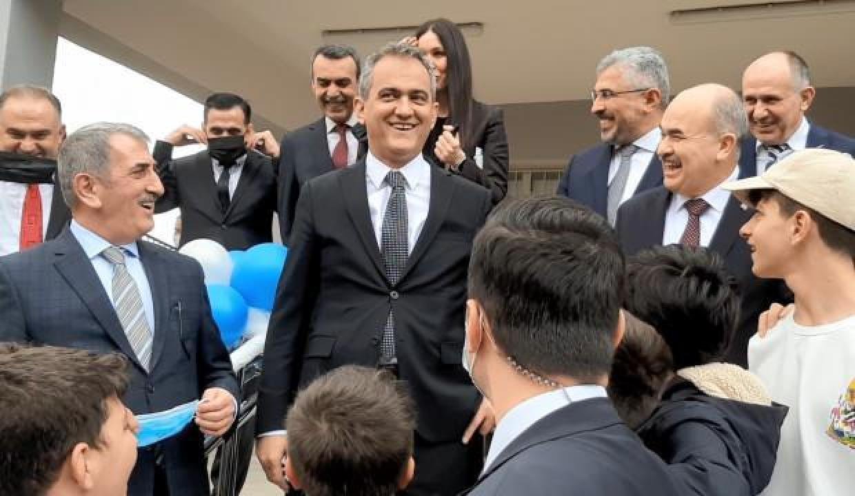 Bakan Özer’i gülümseten istek: Müzikten bırakıyorlar, sınıfta kalma olmasın!