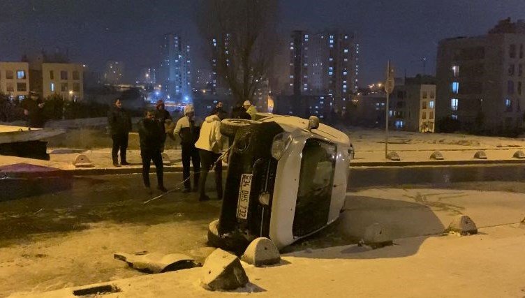 Başakşehir’de karda kayan araç takla attı: 2 yaralı